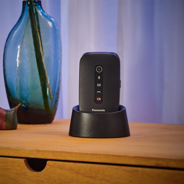 Teléfono móvil Panasonic plegable recomendado como opción para personas mayores.